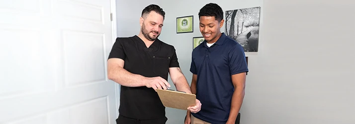 Chiropractor Stephen Unger Meeting With Patient